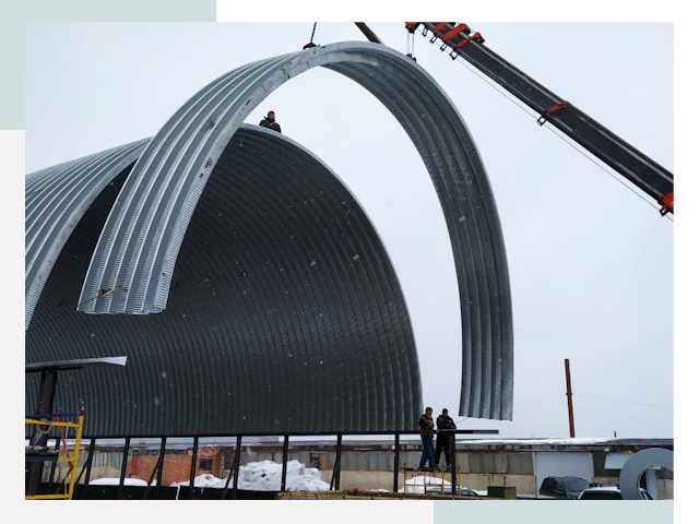 Полукруглые ангары в железнодорожном