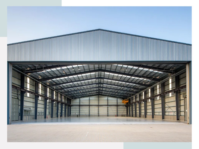 Большие ангары в железнодорожном