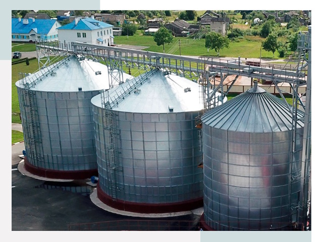 Металлические силосы в железнодорожном